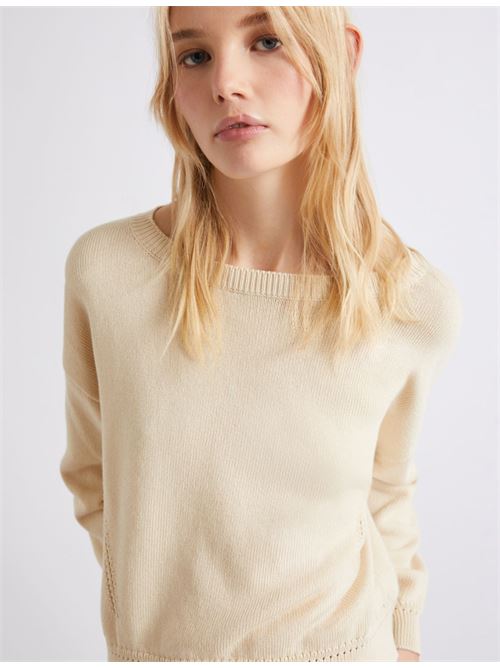 Designed with everyday comfort in mind: this boat-neck sweater will pair perfectly with countless outfits, ranging from office to leisure. Open-knit details on the garment hem and cuffs. MARELLA SPORT | 261336102420001